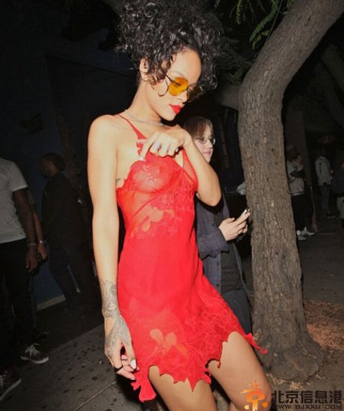 蕾哈娜透视装现身好莱坞派对 揭其个人资料不雅照