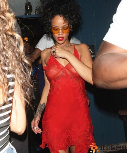 蕾哈娜透视装现身好莱坞派对 揭其个人资料不雅照