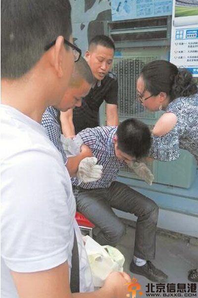 达州三名老总被罚当街爬行900米图片 疯狂事件引争议
