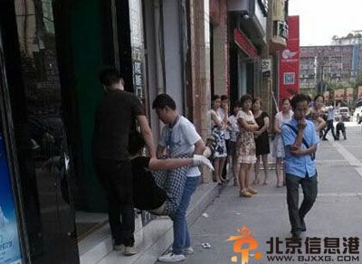 达州三名老总被罚当街爬行900米图片 疯狂事件引争议
