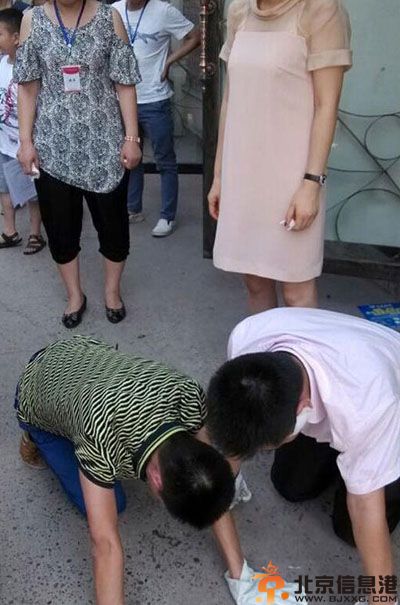 达州三名老总被罚当街爬行900米图片 疯狂事件引争议
