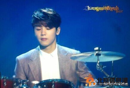 C.N.Blue《天天向上》录制现场彩排现场高清大图 郑容和姜敏赫深情演唱