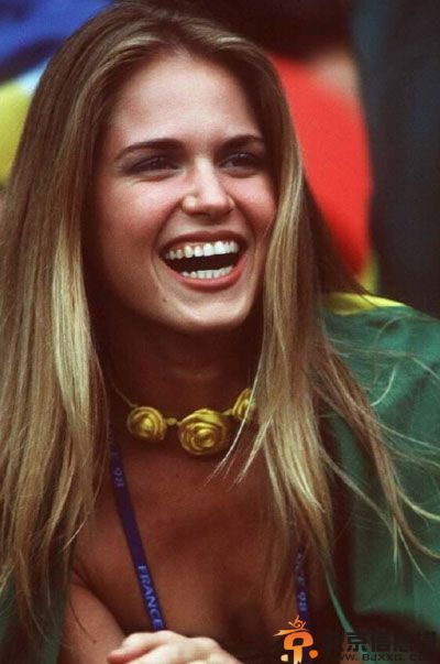 巴西名模苏珊娜个人资料照片 调侃拯救巴西靠苏珊娜的男人