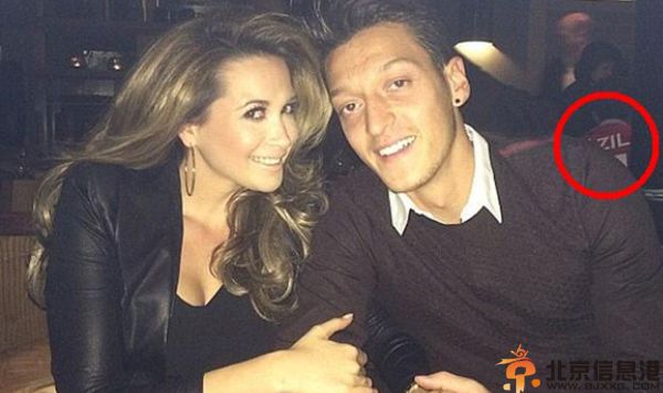 厄齐尔女友是谁揭其个人资料 被称小媳妇排人墙卖萌照遭热搜
