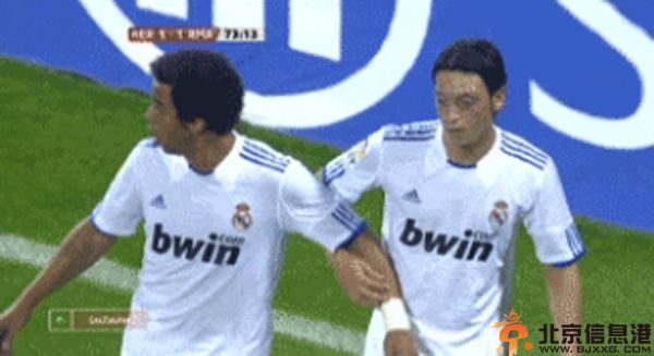 厄齐尔女友是谁揭其个人资料 被称小媳妇排人墙卖萌照遭热搜