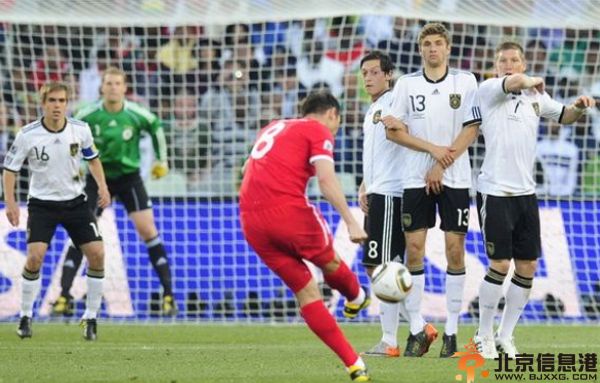 厄齐尔女友是谁揭其个人资料 被称小媳妇排人墙卖萌照遭热搜