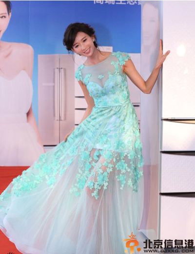林志玲禁播广告凸点遭热搜 薄纱礼服外漏事业线遭表白