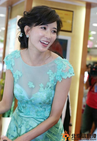 林志玲禁播广告凸点遭热搜 薄纱礼服外漏事业线遭表白