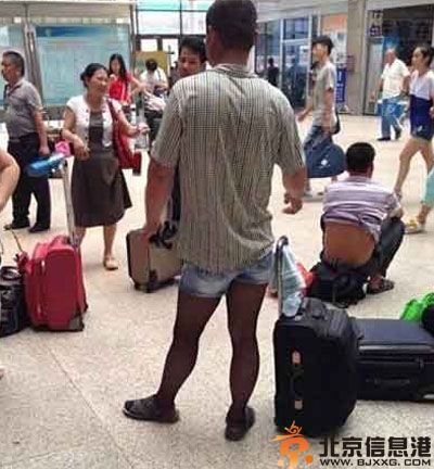 亮点图3P观战中 妹纸的袋子略显霸气