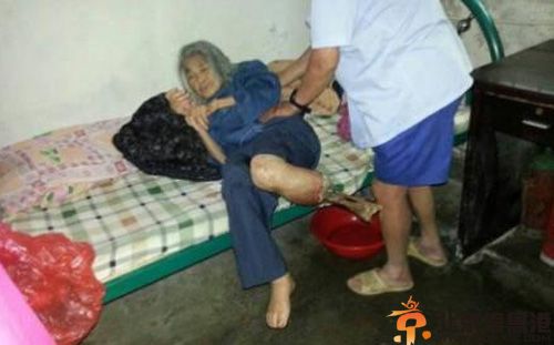 浙江安吉敬老院虐待老人事件 92岁林金凤老人小腿生蛆脱落