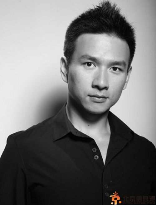 话剧演员闻小炜个人资料照片 无证驾驶撞交警后逃逸被拘