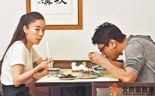 朱孝天女友及个人资料 与长发妹在街头用餐被拍