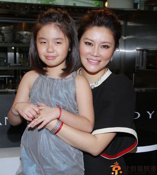 钟镇涛现任老婆范姜个人资料 将娶小19岁妻揭前妻章小蕙资料