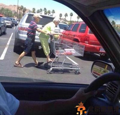 搞笑图片单身男性就餐送手纸 为什么要送手纸