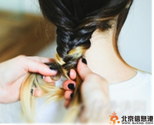鱼骨辫编法教程图解 教你打造浪漫发型