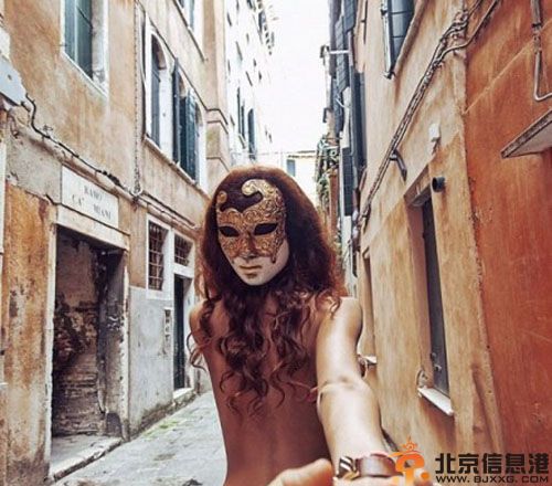 牵着男友环游世界背影女神正面照曝光 娜塔莉背影女神嫁奥斯曼