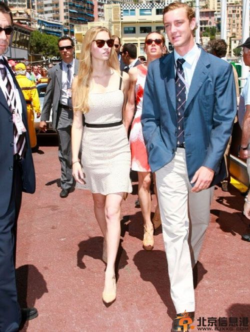 摩纳哥王子皮埃尔资料照片 和名模女友博罗梅奥观战世界杯