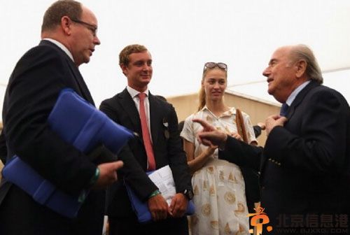 摩纳哥王子皮埃尔资料照片 和名模女友博罗梅奥观战世界杯