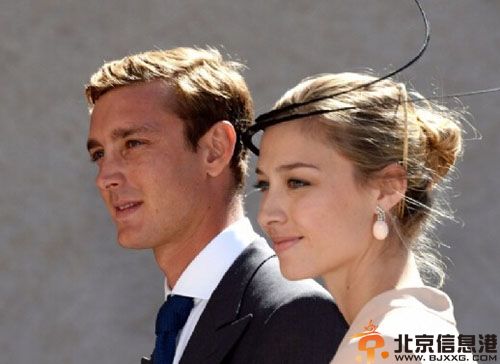 摩纳哥王子皮埃尔资料照片 和名模女友博罗梅奥观战世界杯