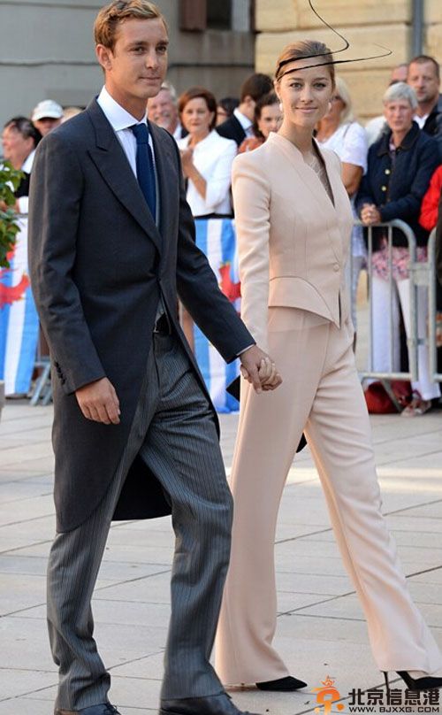 摩纳哥王子皮埃尔资料照片 和名模女友博罗梅奥观战世界杯