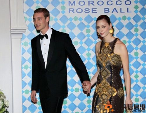 摩纳哥王子皮埃尔资料照片 和名模女友博罗梅奥观战世界杯