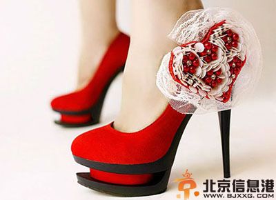 婚鞋颜色有什么讲究 搭配婚纱美丽婚鞋你值得拥有