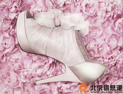 婚鞋颜色有什么讲究 搭配婚纱美丽婚鞋你值得拥有