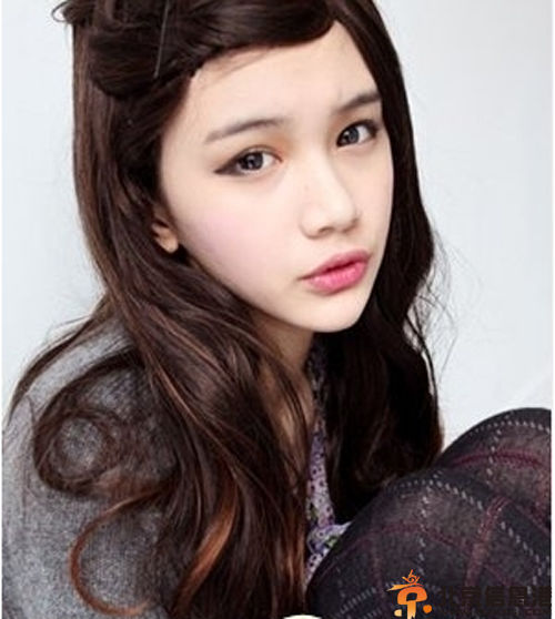长发卷发发型图片 凌乱中彰显美感