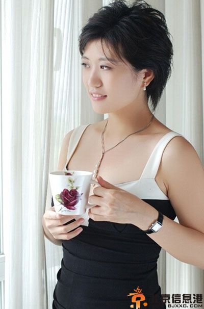 央视主持人沈竹年龄简历照片 知性美女沈竹个人资料老公是谁