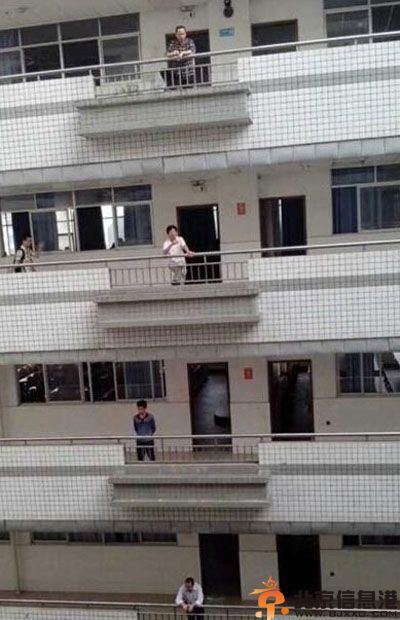 搞笑图片看肉的阿汪很忧伤 一直不懂这货怎么穿衣服