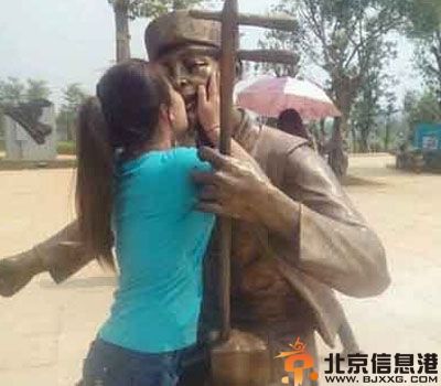 搞笑图片裤子的悲哀 这是裤子穿反了还是长反了