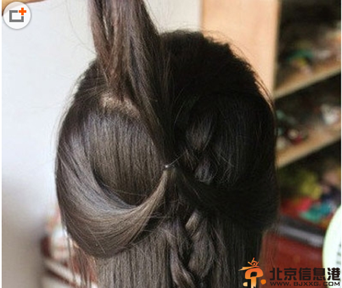 女生中分直发发型扎法 简单打造甜美淑女范儿