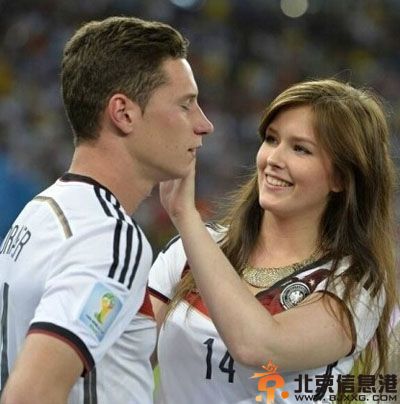 德拉克斯勒女友蕾娜个人资料照片 清纯可人与太太团共享胜利