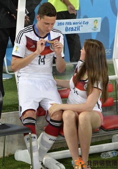 德拉克斯勒女友蕾娜个人资料照片 清纯可人与太太团共享胜利