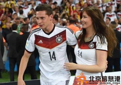 德拉克斯勒女友蕾娜个人资料照片 清纯可人与太太团共享胜利