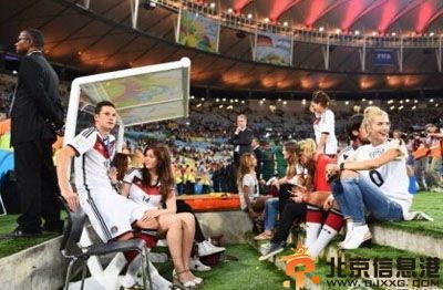 德拉克斯勒女友蕾娜个人资料照片 清纯可人与太太团共享胜利