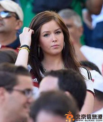 德拉克斯勒女友蕾娜个人资料照片 清纯可人与太太团共享胜利