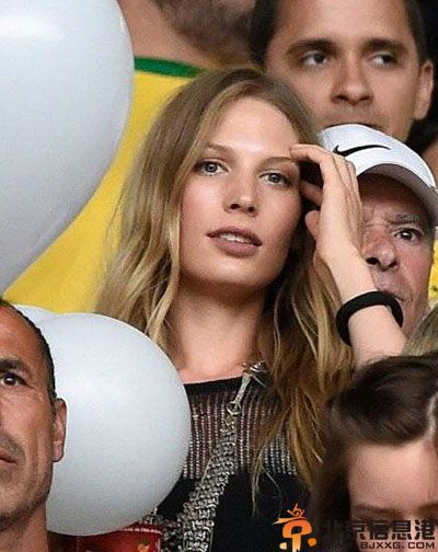 德国队猪总是谁 小猪施魏因斯泰格女友萨拉-布拉德娜资料照片