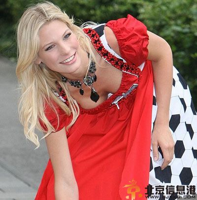 德国队猪总是谁 小猪施魏因斯泰格女友萨拉-布拉德娜资料照片