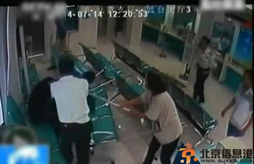 上海银行保洁大妈勇斗持刀歹徒现场视频图片 抡拖把追打