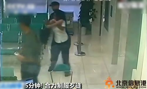 上海银行保洁大妈勇斗持刀歹徒现场视频图片 抡拖把追打