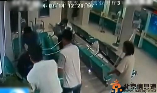 上海银行保洁大妈勇斗持刀歹徒现场视频图片 抡拖把追打