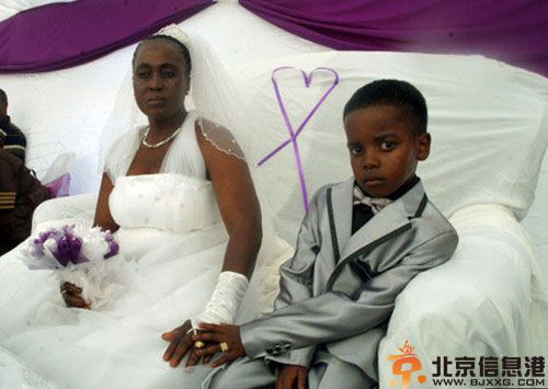 南非9岁男童娶62岁妻子内幕原因 爆其结婚婚纱亲吻照片