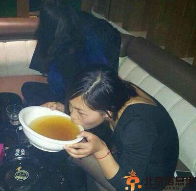 地铁上的一幕太亮了 猴哥总是那么妖娆