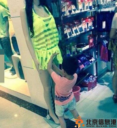 地铁上的一幕太亮了 猴哥总是那么妖娆