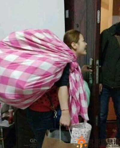 地铁上的一幕太亮了 猴哥总是那么妖娆