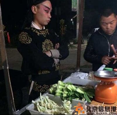 地铁上的一幕太亮了 猴哥总是那么妖娆