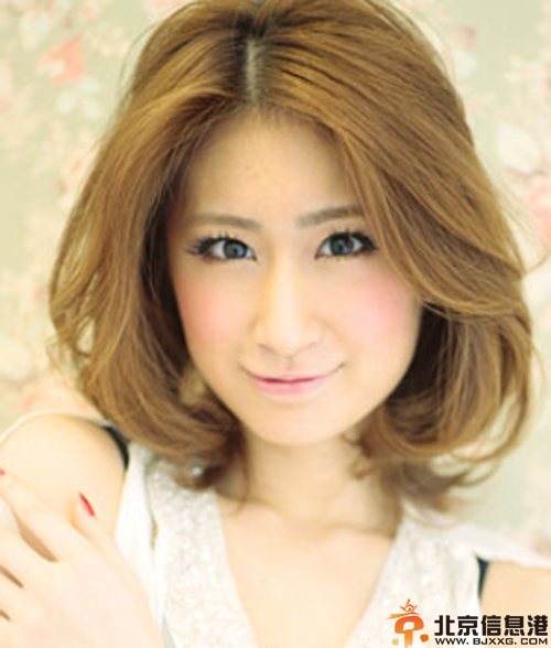 气质中分短发发型图片 圆脸女生夏日甜美首选