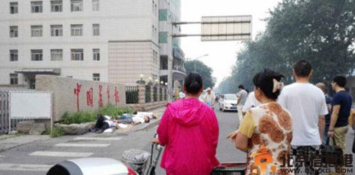 中国青年报社门口7人喝农药自杀事件 江苏上访户或因拆迁问题