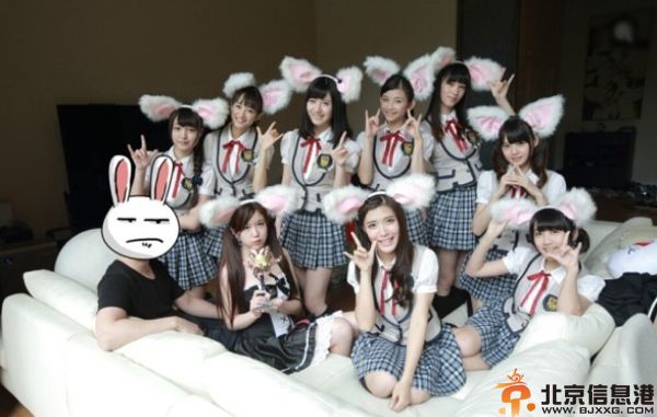 揭王思聪的微博个人资料 与SNH48成员兔女郎合照曝光